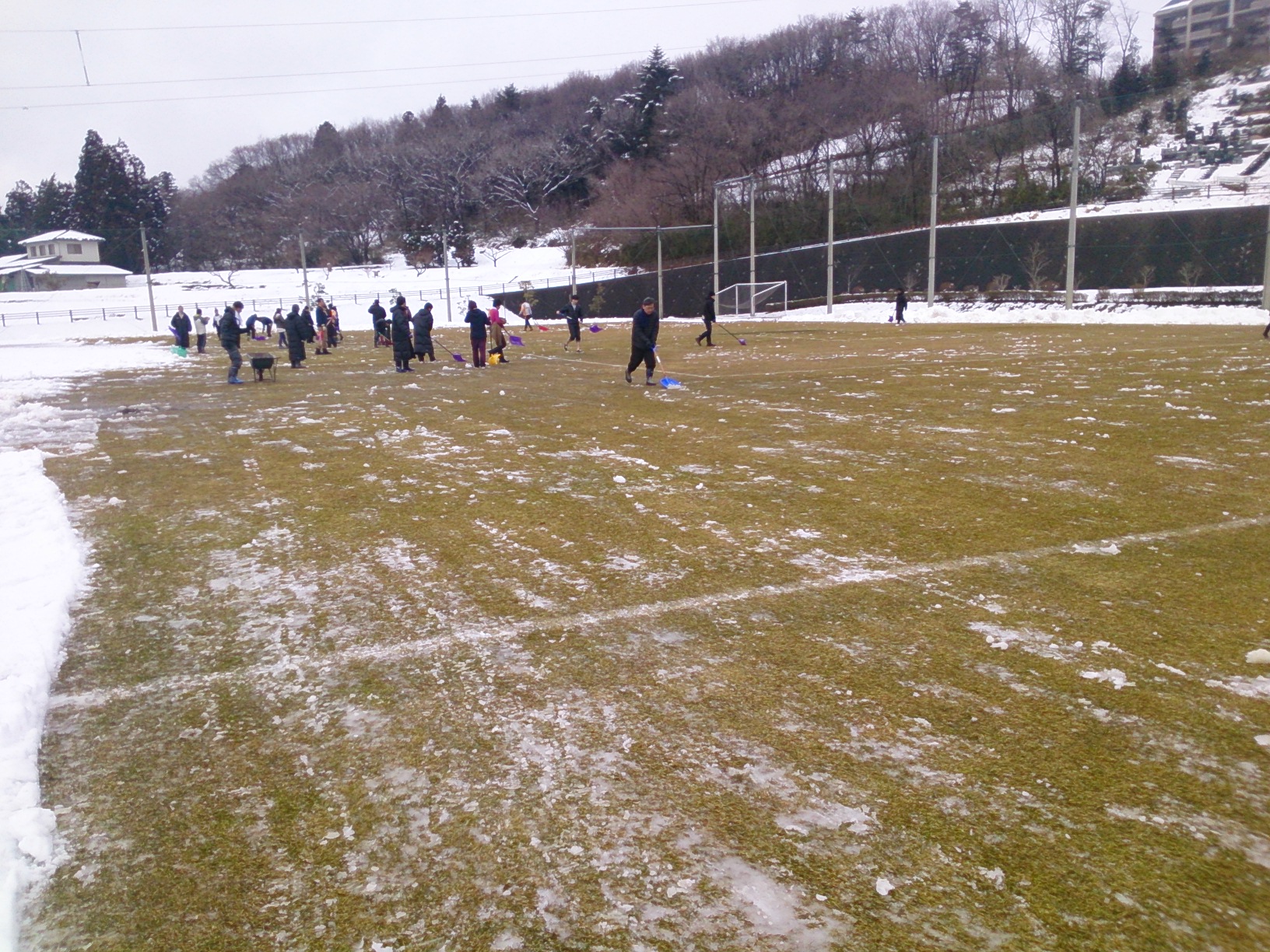 140321泉サッカー場雪かき.jpg